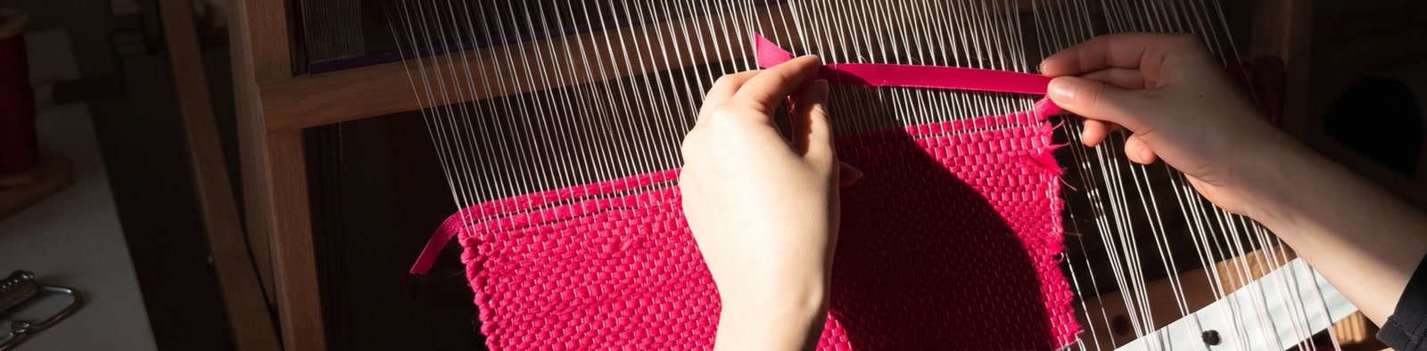 Zrecyklujete starý textil na originálny dizajnový produkt – taštičku, peňaženku, obraz či doplnok.
