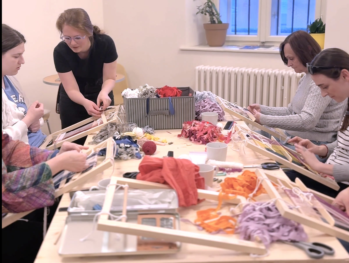 Účastníčky workshopu tvoria pri spoločnom stole