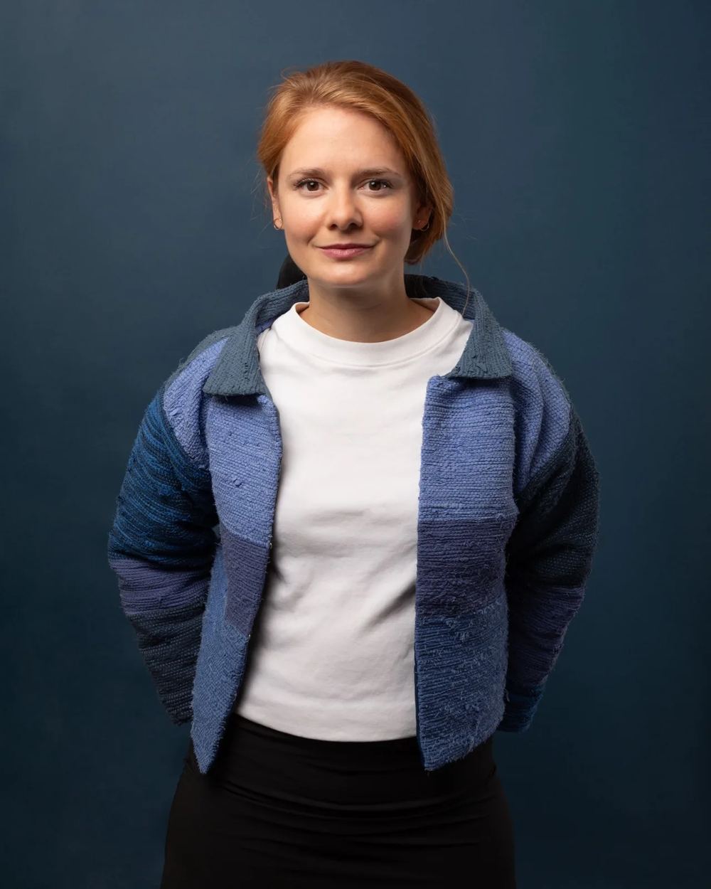 Júlia Jurinová v ručne tkanom modrom overshirte