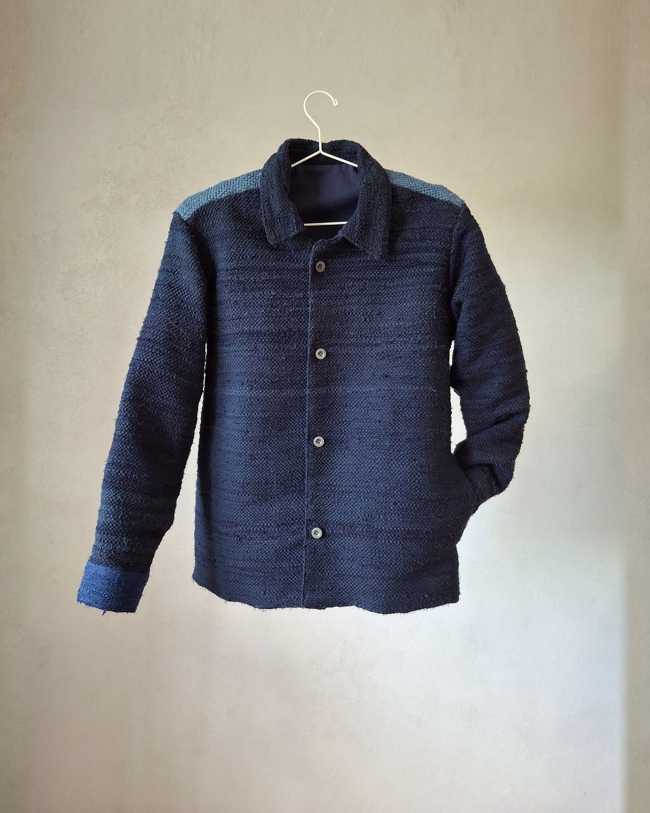 Ručne tkaný modrý overshirt z vyradených košieľ, celý kus